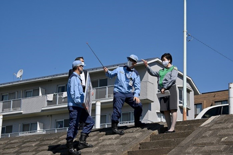 知事正在倾听讲解