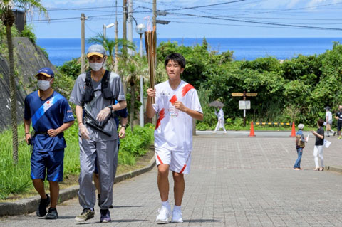 圣火在三宅村传递的照片