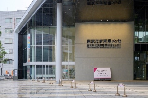 东京多摩未来商品展销会开业典礼的情景。1