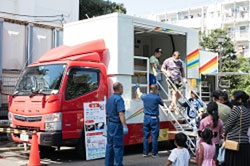 Photo of earthquake simulation vehicle 2