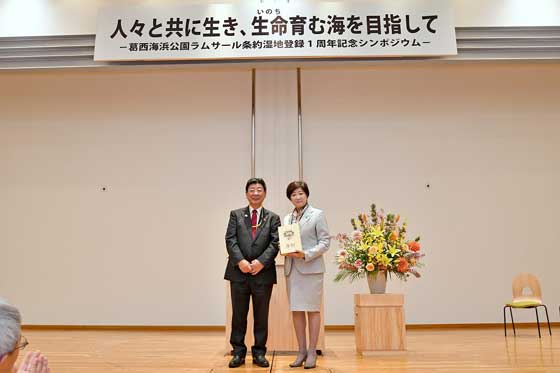 Governor receiving memorabilia