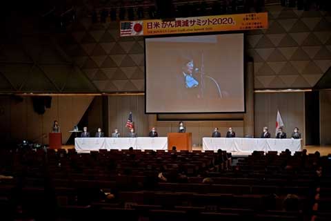 미일 암 박멸 서밋에서 지사가 인사하고 있는 모습