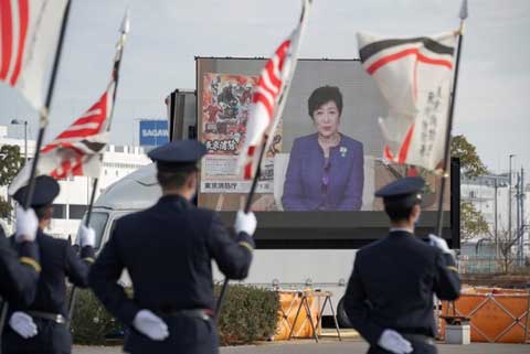 도쿄소방 시무식에서 고이케 지사가 메시지 동영상을 통해 인사말을 하고 있는 모습